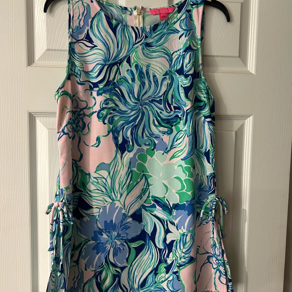 Lilly Pulitzer Pink and Blue Floral tank tunic with side slits.